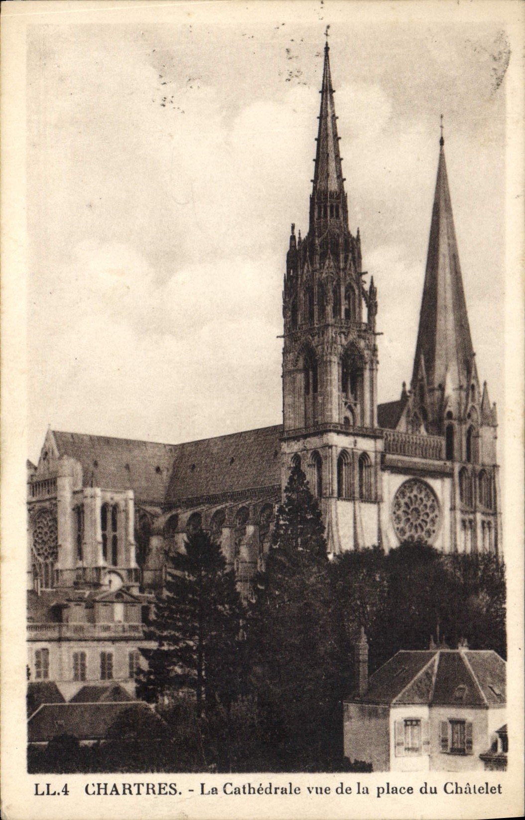 CPA Chartres la Cathedrale vue de la Place du Chatelet 