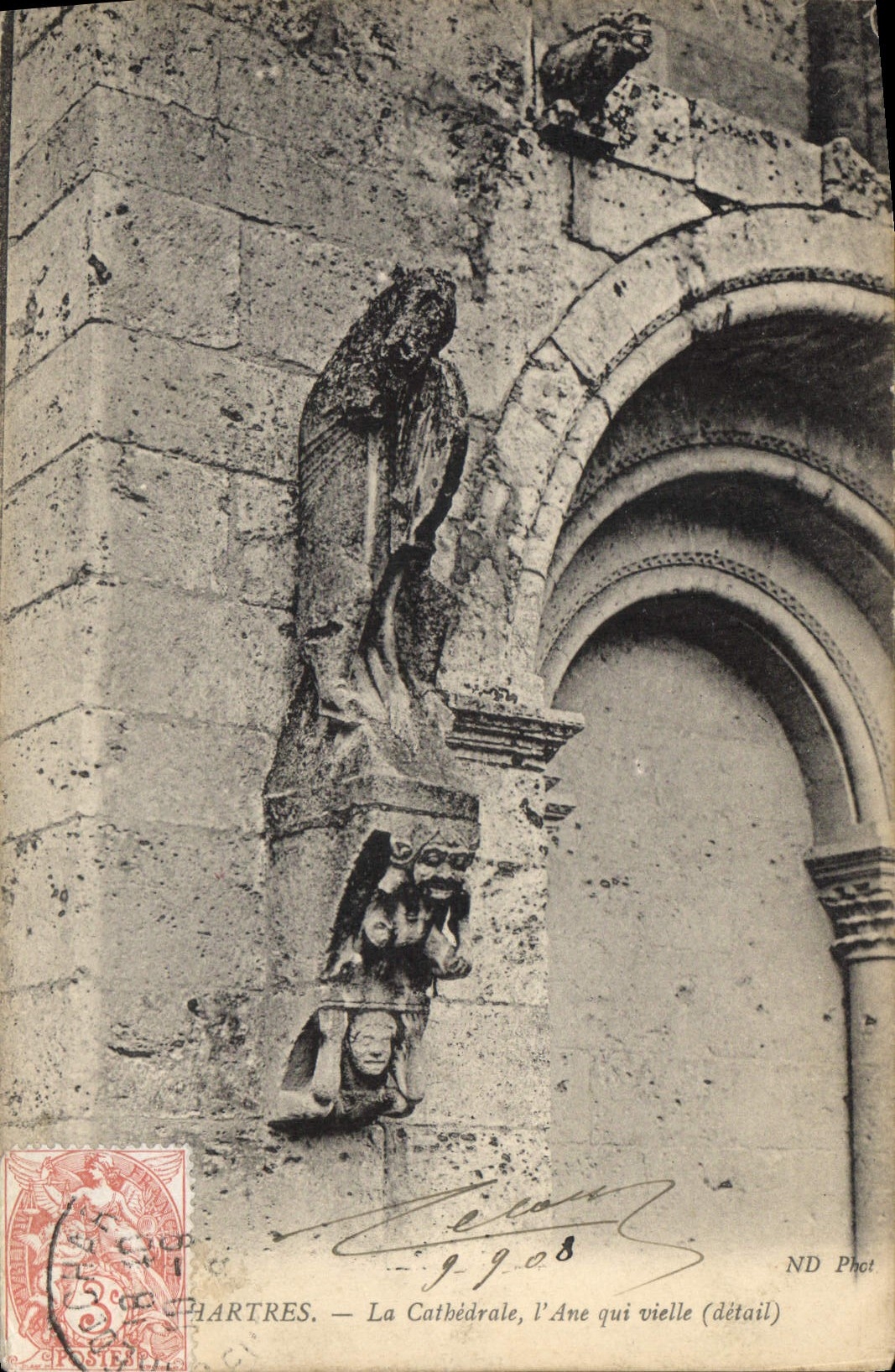 Chartres — La Cathédrale, l'Ange qui vielle (détail) — ND Phot