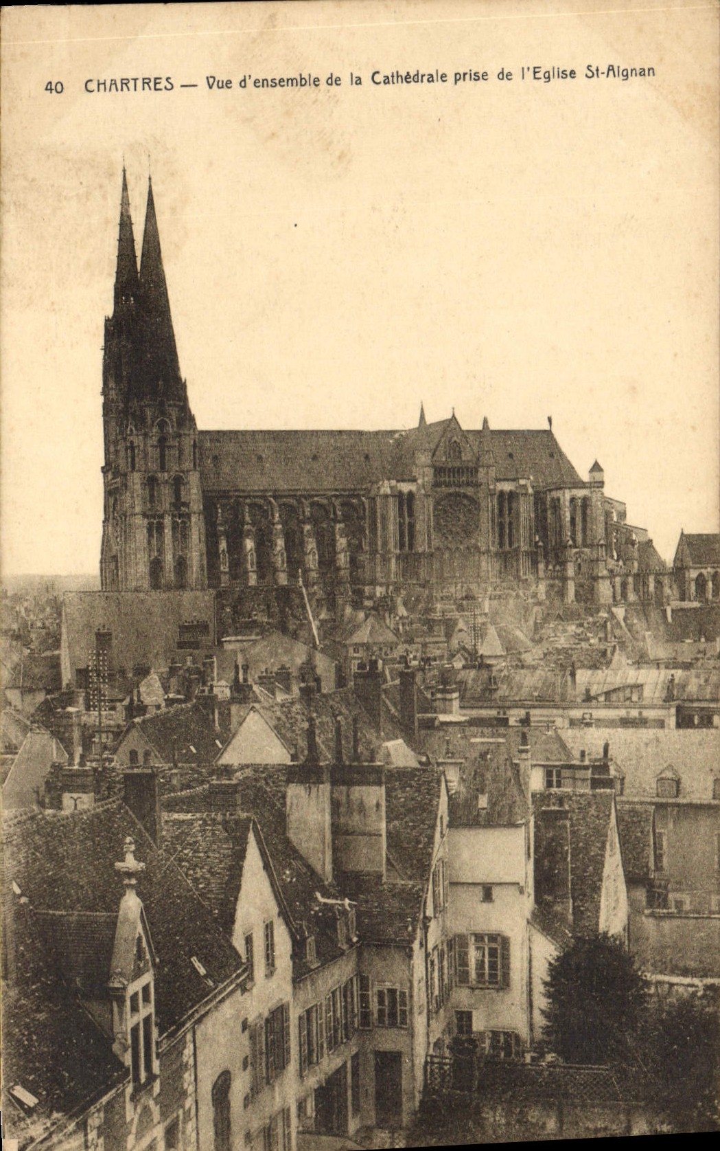 CPA Chartres vue d'ensemble de la Cathedrale prise de l'Eglise St Aignan 