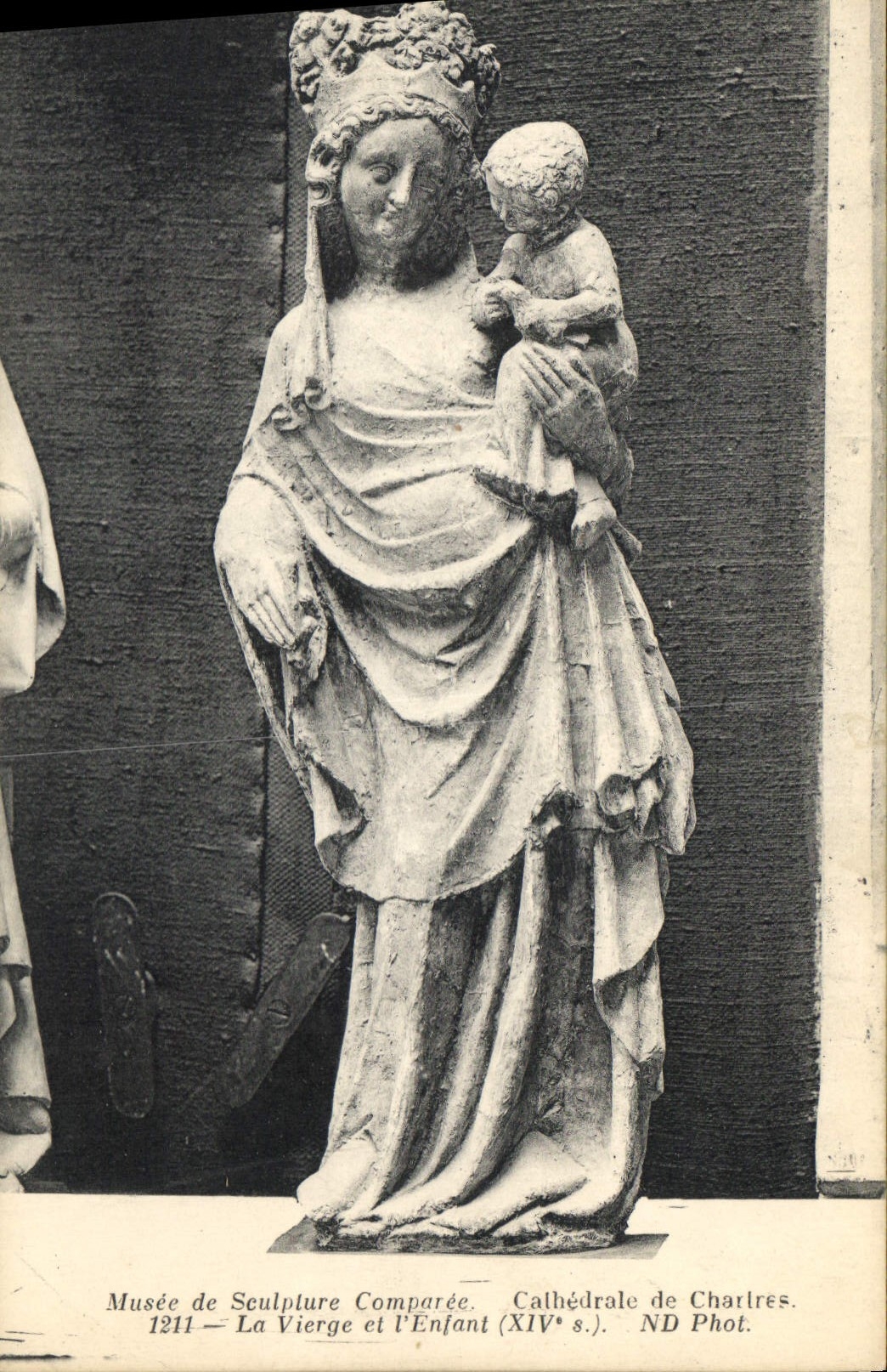 CPA Musee de Sculpture comparee Cathedrale de Chartres la Vierge et l'enfant XIV S 
