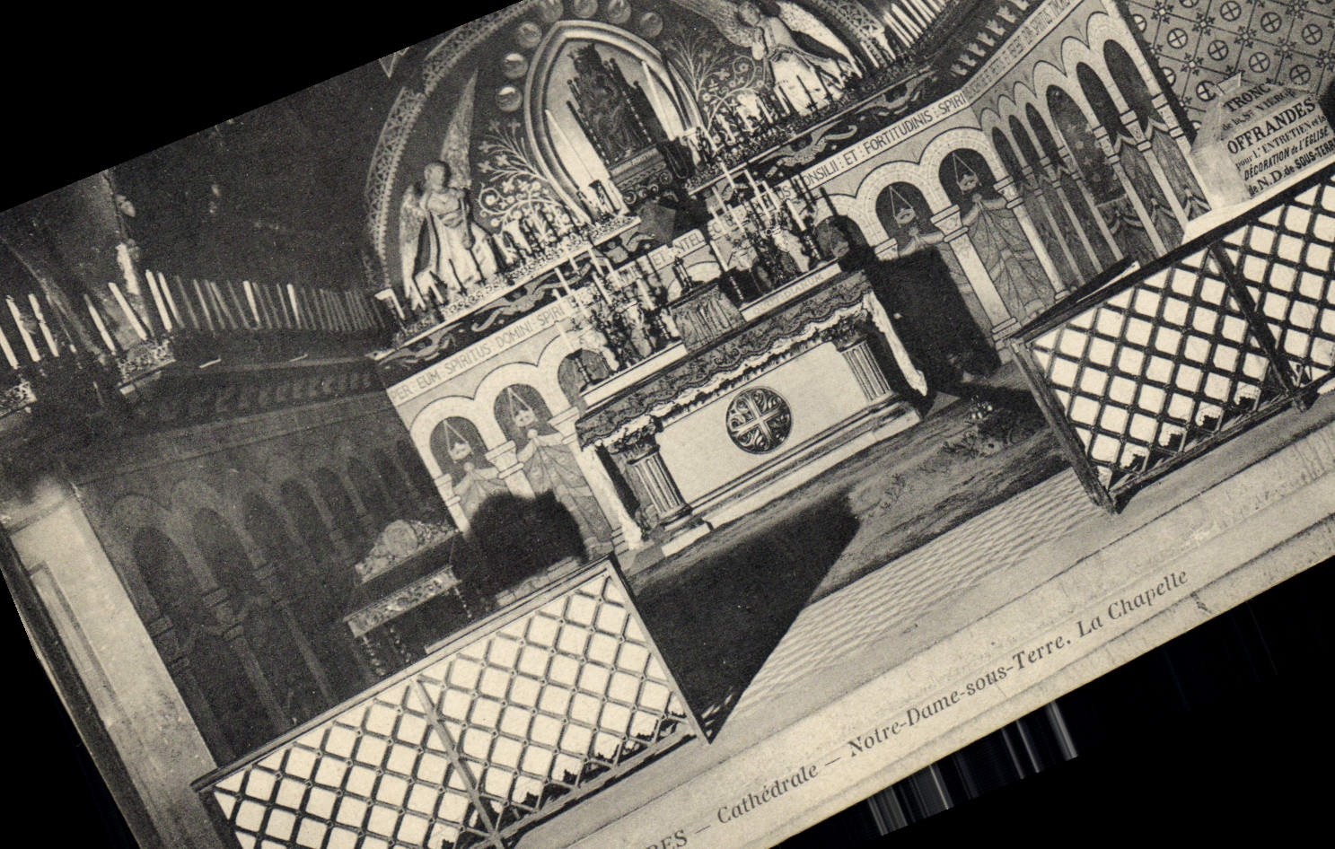 Cathédrale — Notre-Dame-sous-Terre. La Chapelle — Offrandes