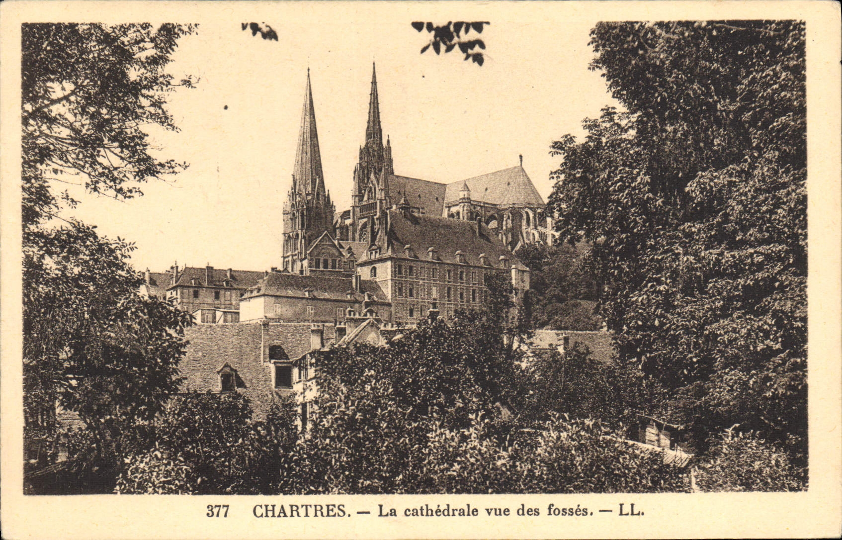 CPA Chartres La Cathedrale vue des fosses 