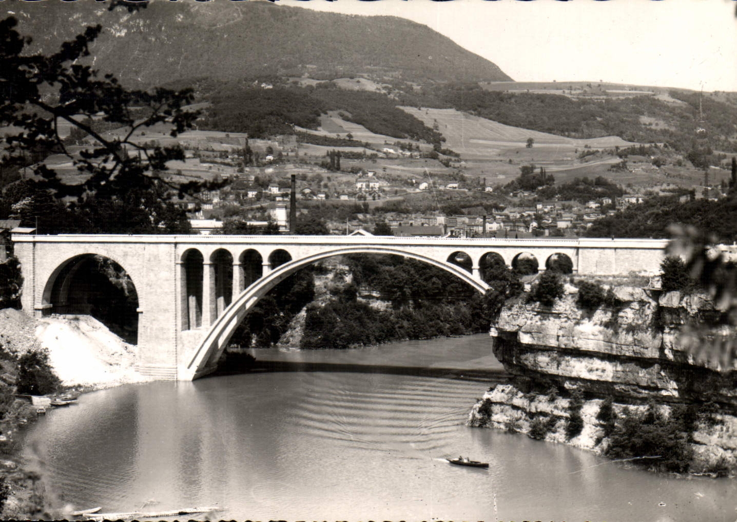 Bellegarde (Ain) — Les bords du Rhône. Le viaduc routier — L. Michaux et Fils, éditeurs, Bellegarde (Ain)