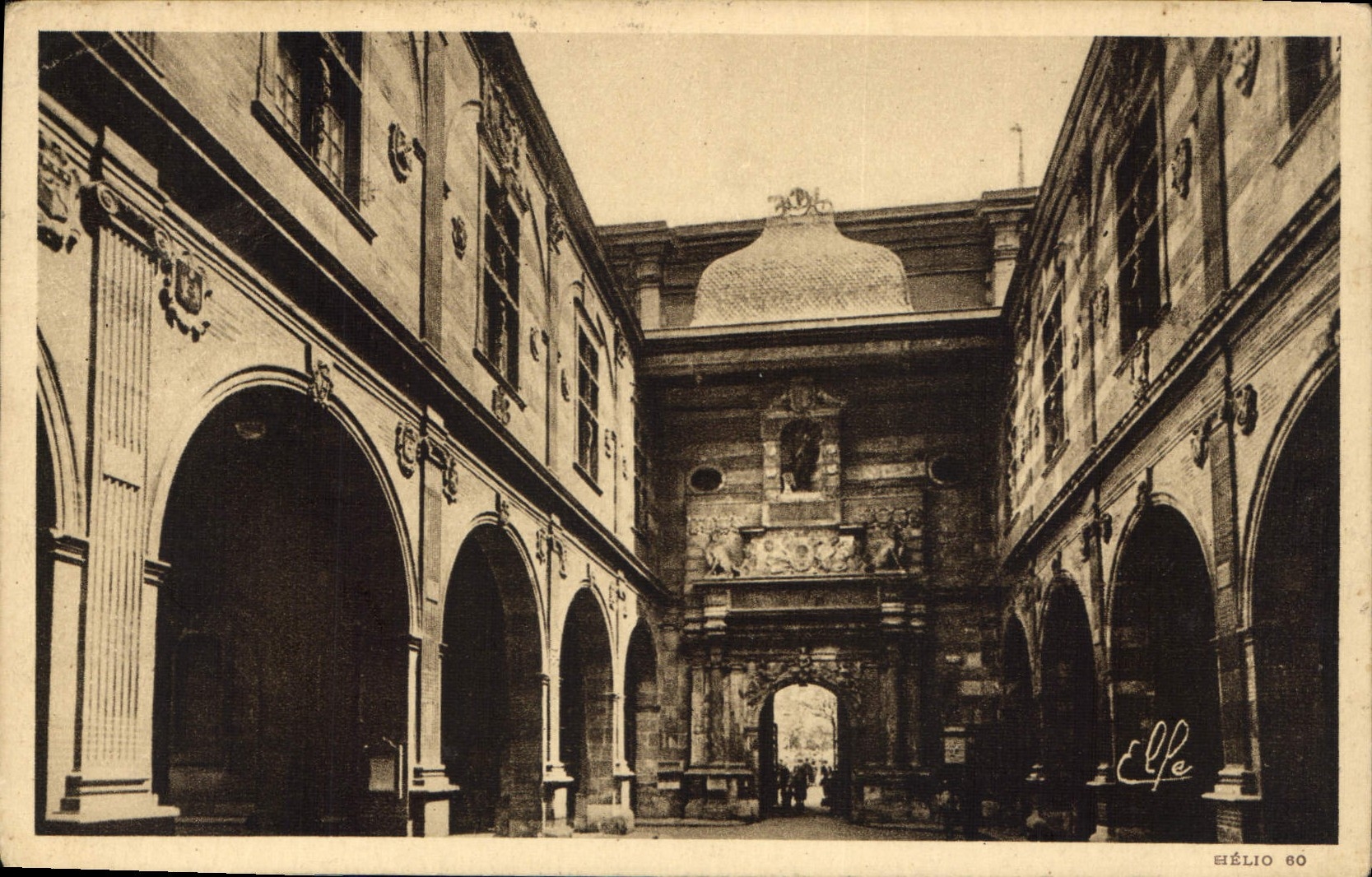 Cour intérieure d'un bâtiment historique — Hôtel de ville de Toulouse — Éditeur HÉLIO 80