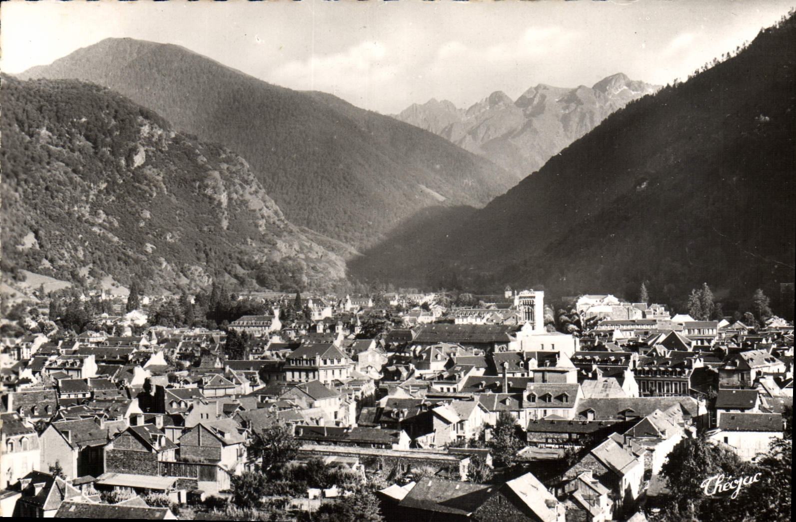 CPA Haute Garonne Luchon La Reine des Pyrenees vue generale au fond le port de Venasque 