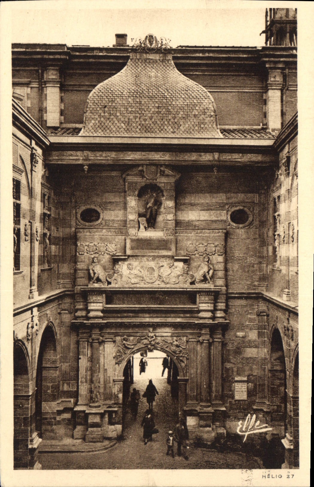 Toulouse - Le Capitole — Cour Henri-IV (début XVIIe siècle) — Hélio 27