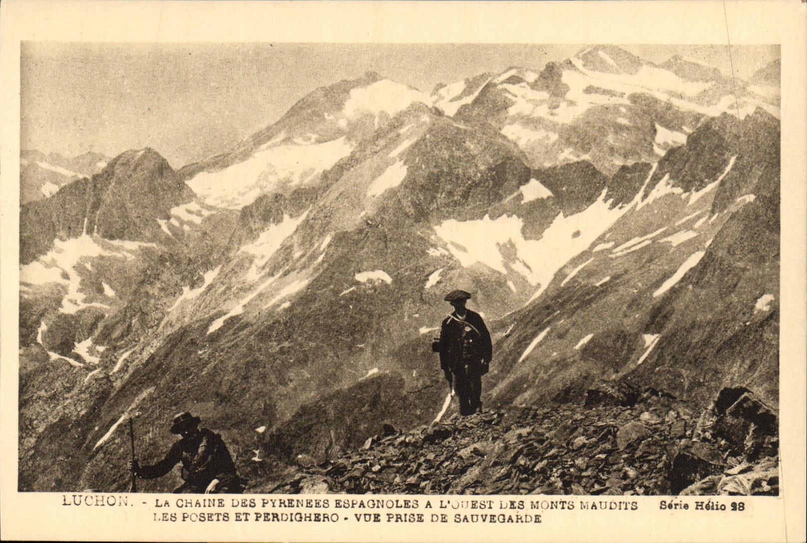 CPA Luchon La Chaine des Pyrenees espagnoles a l'Ouest des monts Maudits Vue prise de Sauvegarde 