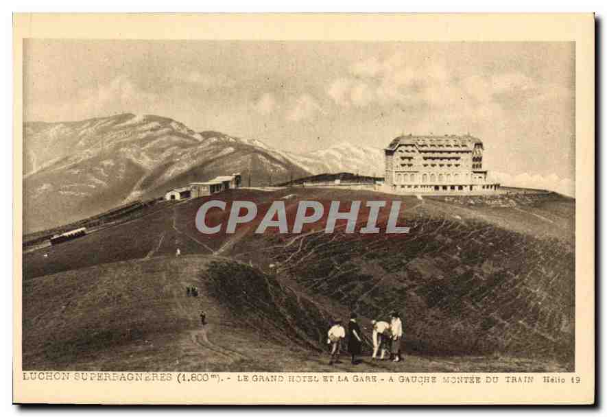 CPA Luchon Superbagneres le grand hotel et la gare a gauche montee du train 