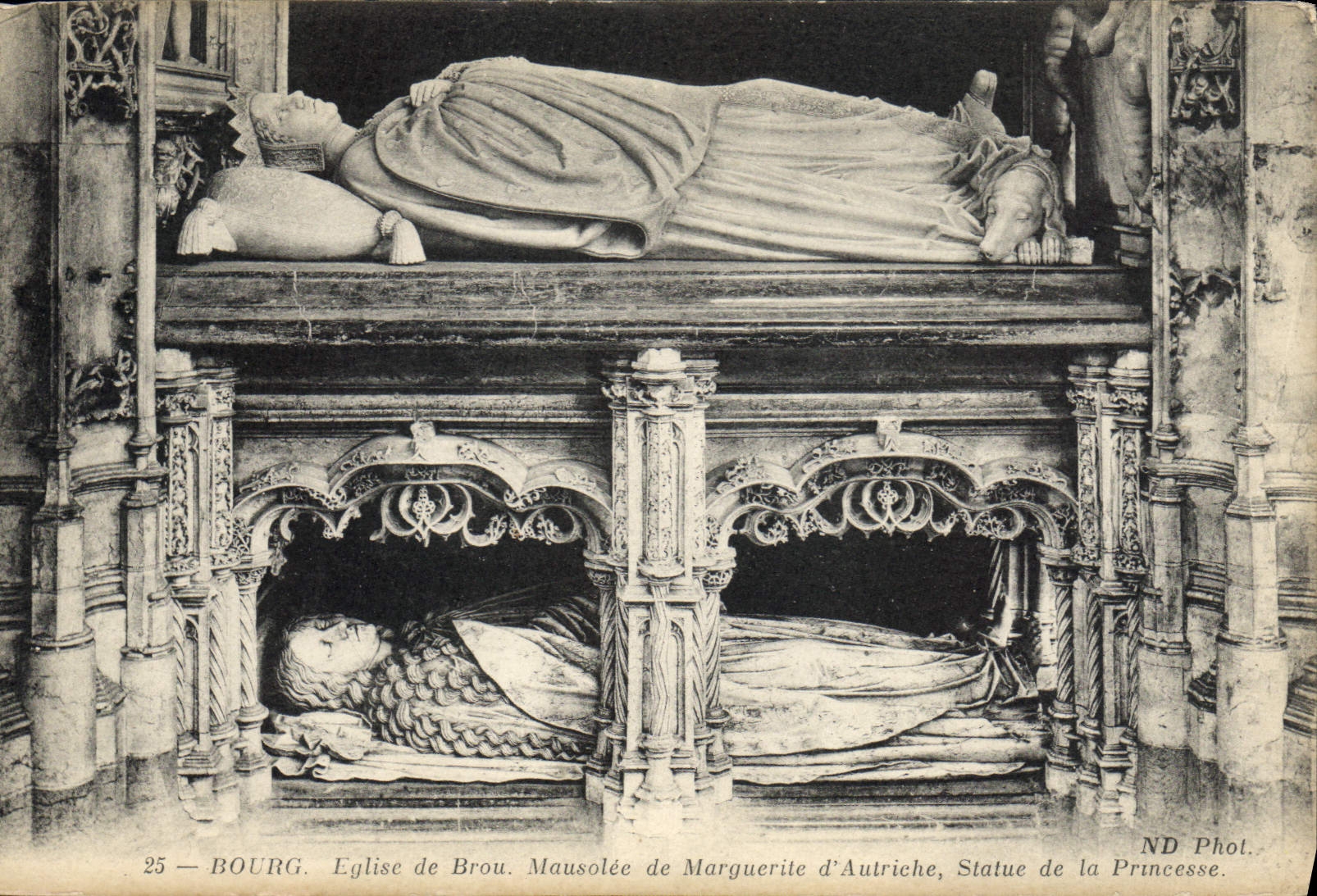 Bourg. Église de Brou. Mausolée de Marguerite d'Autriche, Statue de la Princesse — ND Phot.