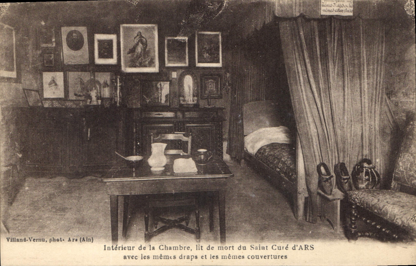 CPA Interieur de la Chambre lit de mort du Saint Cure d'Ars avec les memes draps et les memes couver