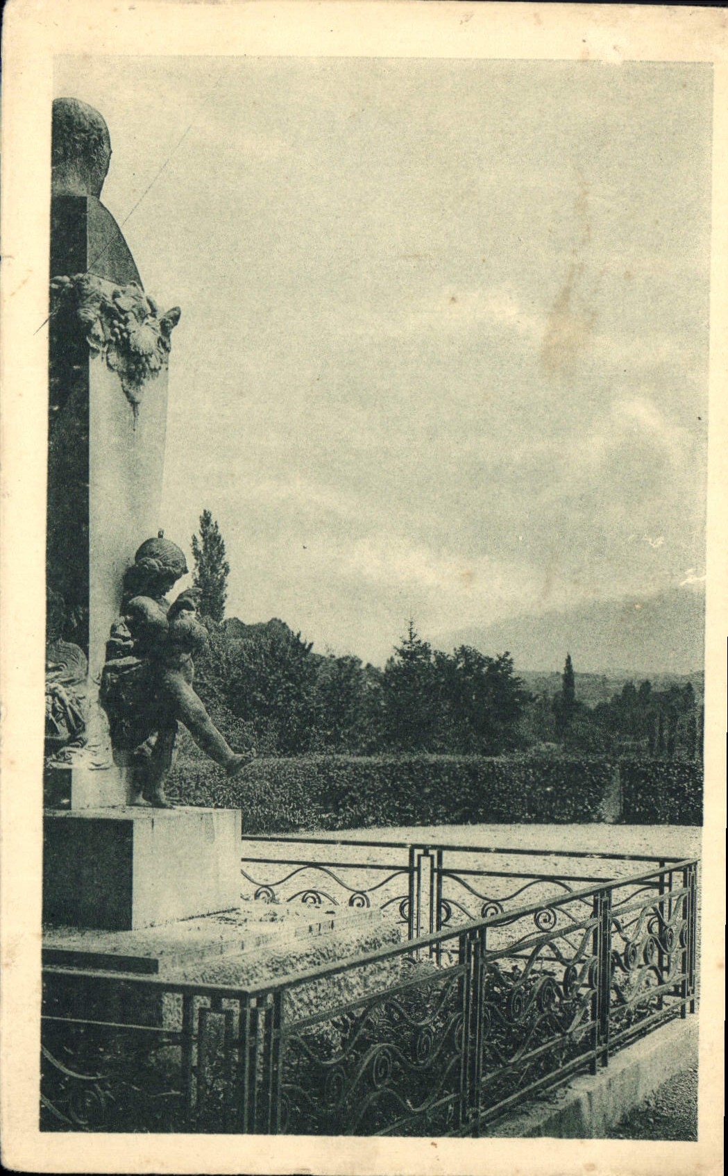 CPA L'Ain illustre Belley Le Monument de Brillat Savarin et le grand Colombier 