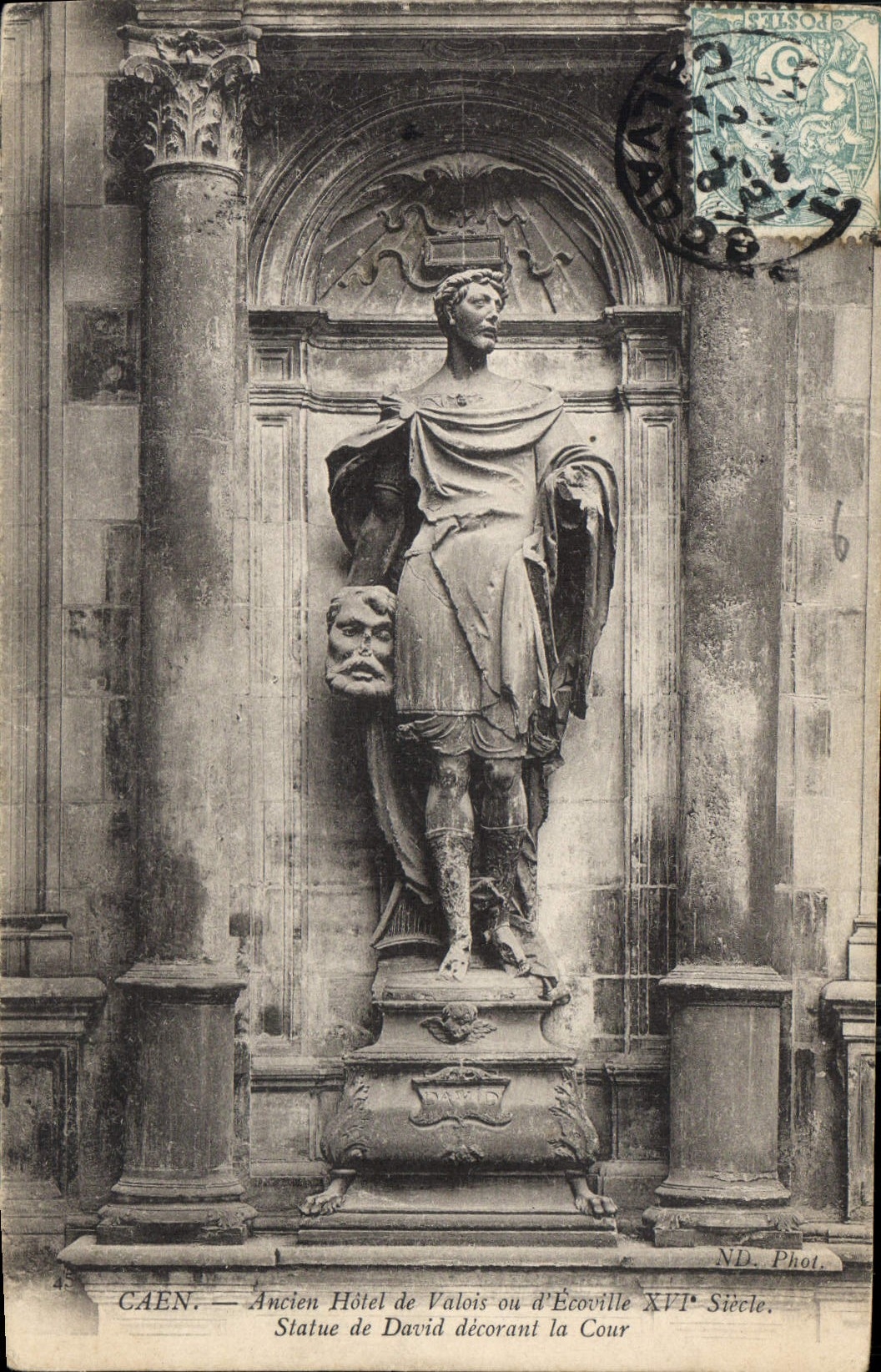 CAEN — Ancien Hôtel de Valois ou d'Écoville — Statue de David décorant la Cour — XVIIe Siècle — ND. Phot.