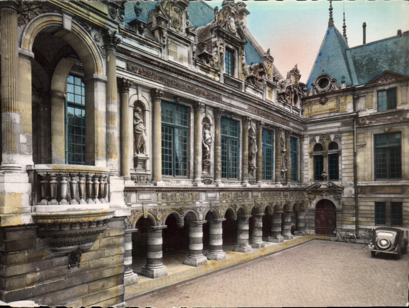 CPA La Rochelle Hotel de Ville Cour d'Honneur 
