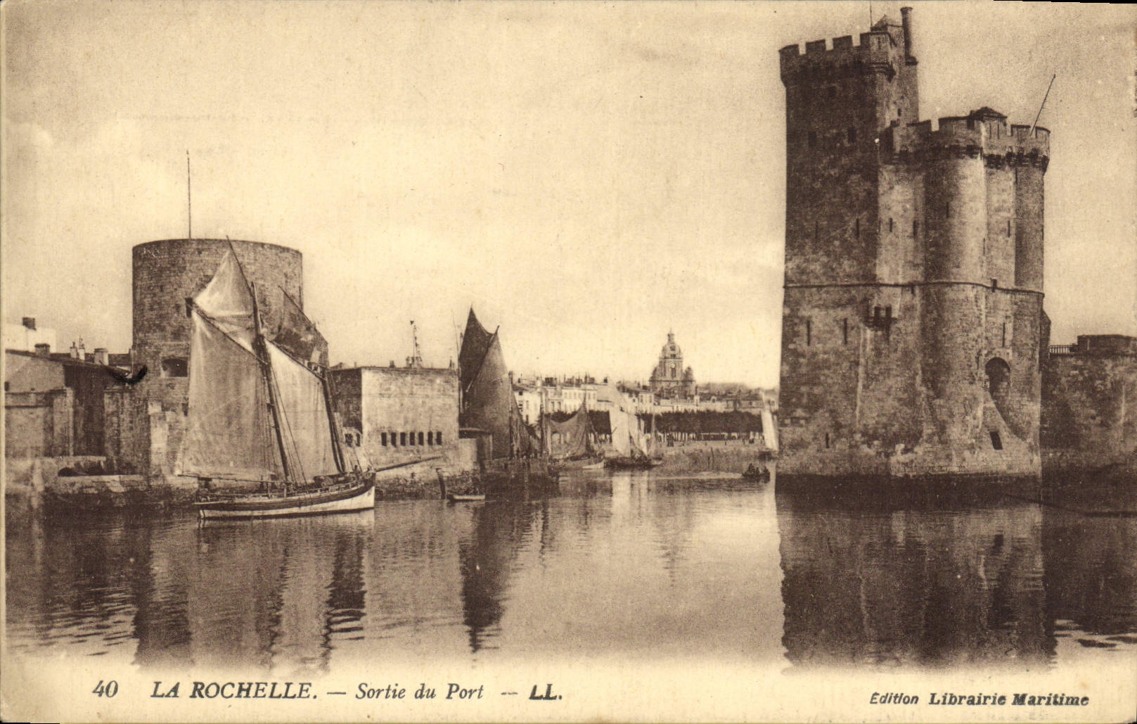 CPA La Rochelle Sortie du Port 