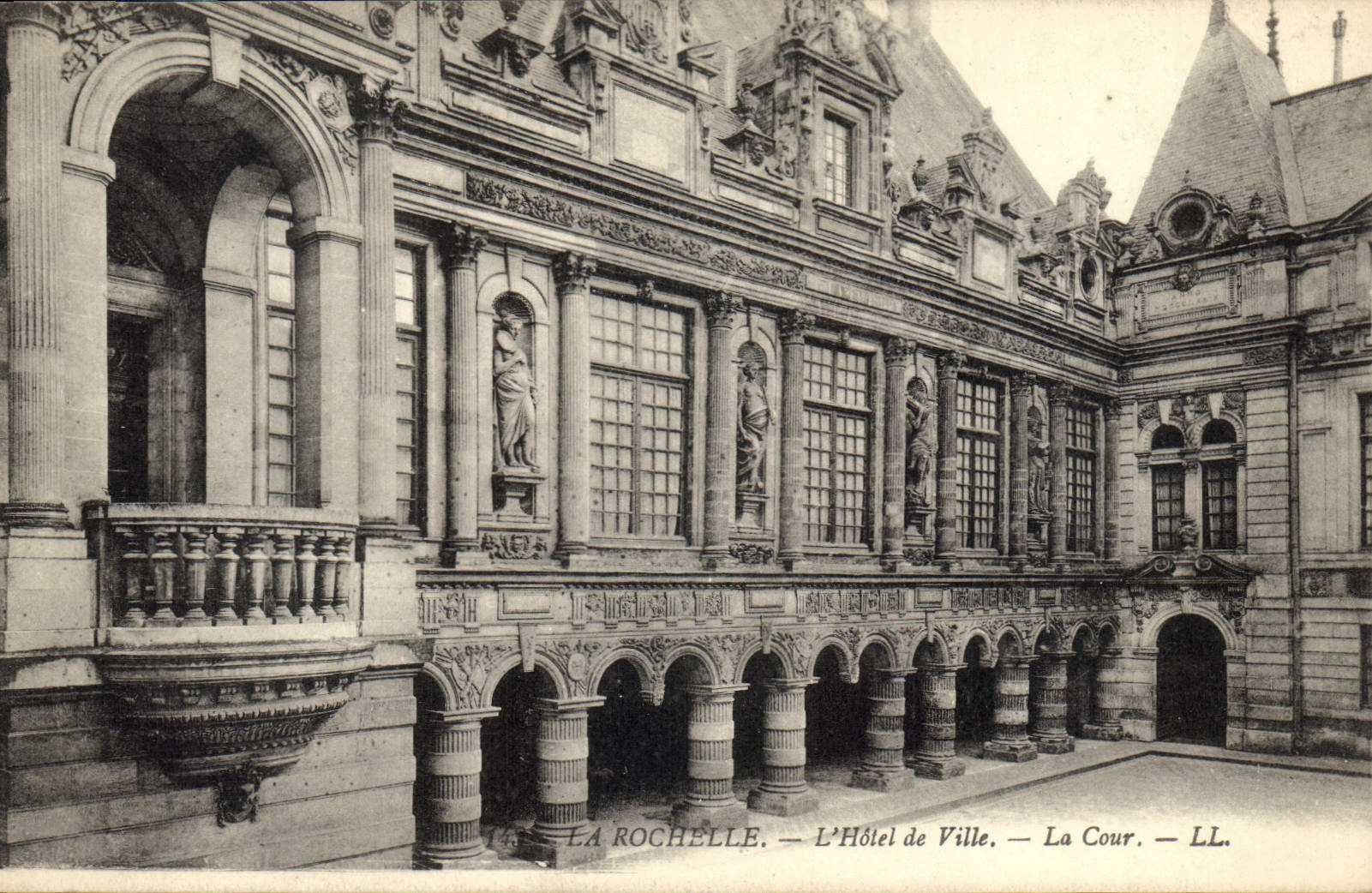 La Rochelle — L'Hôtel de Ville — La Cour — LL.