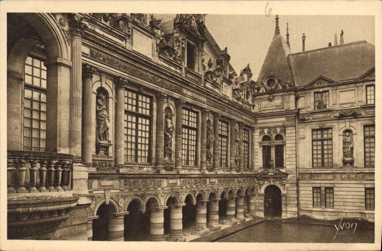 CPA La Douce France La Rochelle cour interieure de l'Hotel de Ville 