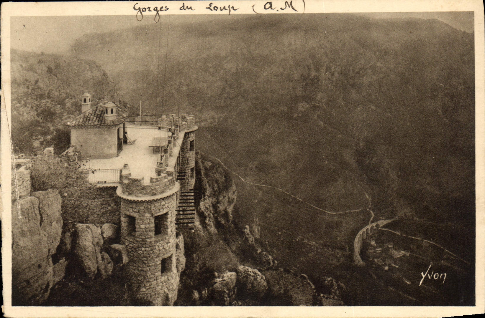 Gorges du Loup (A.M.) — vue panoramique d'un édifice sur falaise — éditeur Yvon, n°5