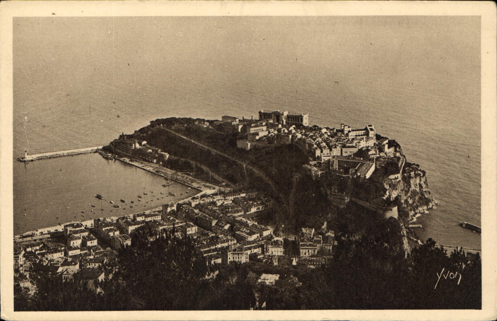 CPA La Douce France Cote d'Azur Le Rocher de Monaco vu de la Grande Corniche 