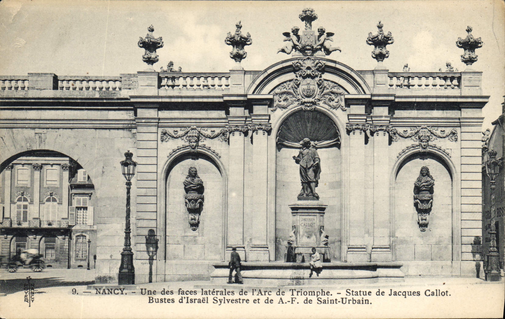 Nancy — Une des faces latérales de l'Arc de Triomphe — Bustes d'Israël Sylvestre et de A.-F. de Saint-Urbain — Statue de Jacques Callot