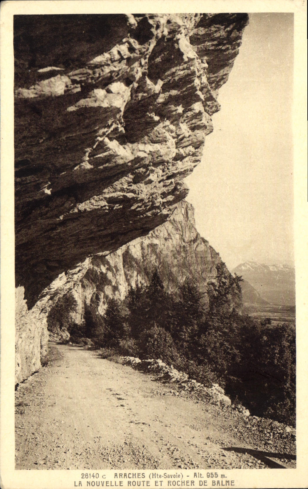 CPA Arraches Hte Savoie la nouvelle route et rocher de Balme 