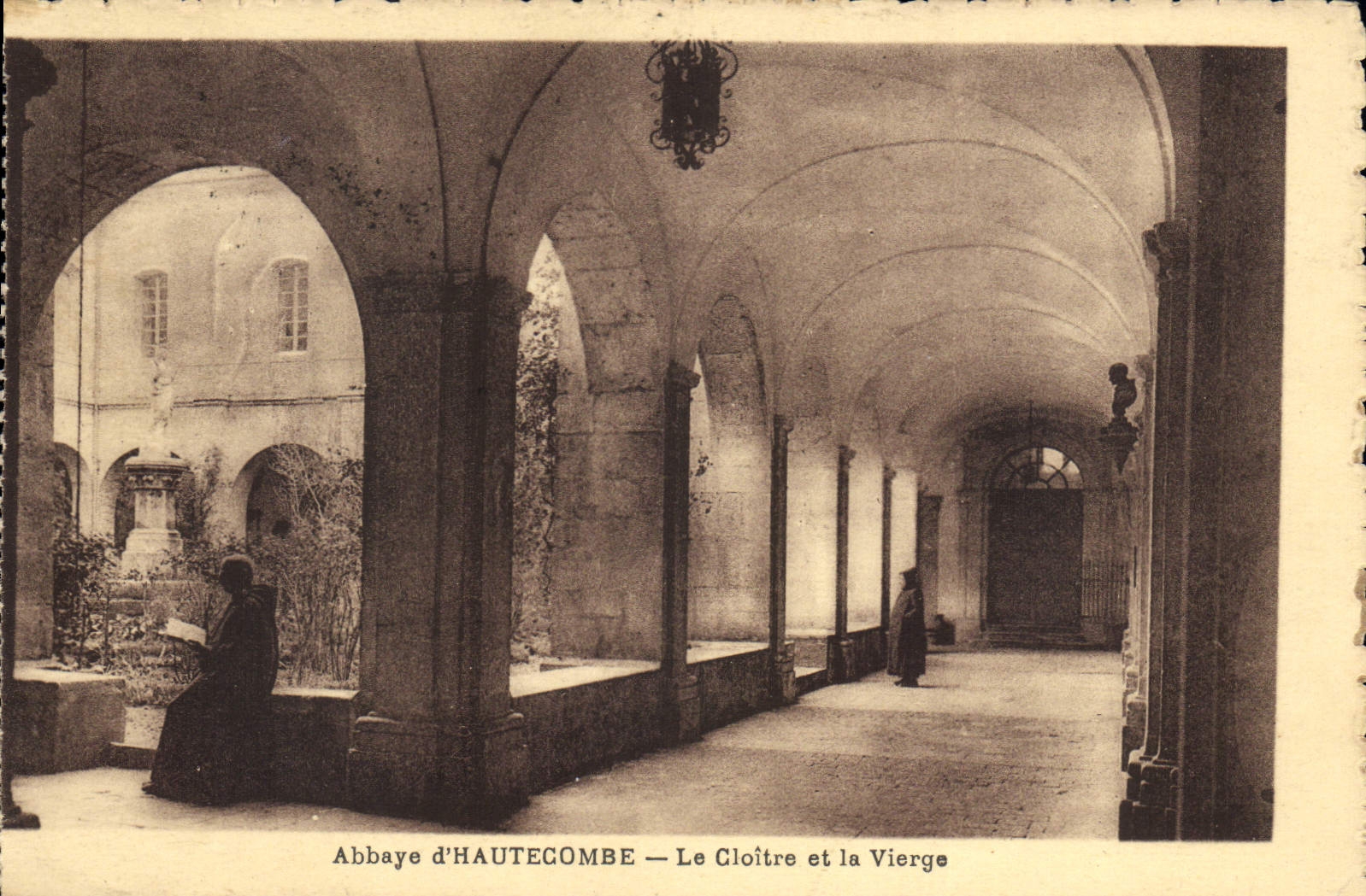 CPA Abbaye d'Hautecombe le Cloitre et la Vierge 