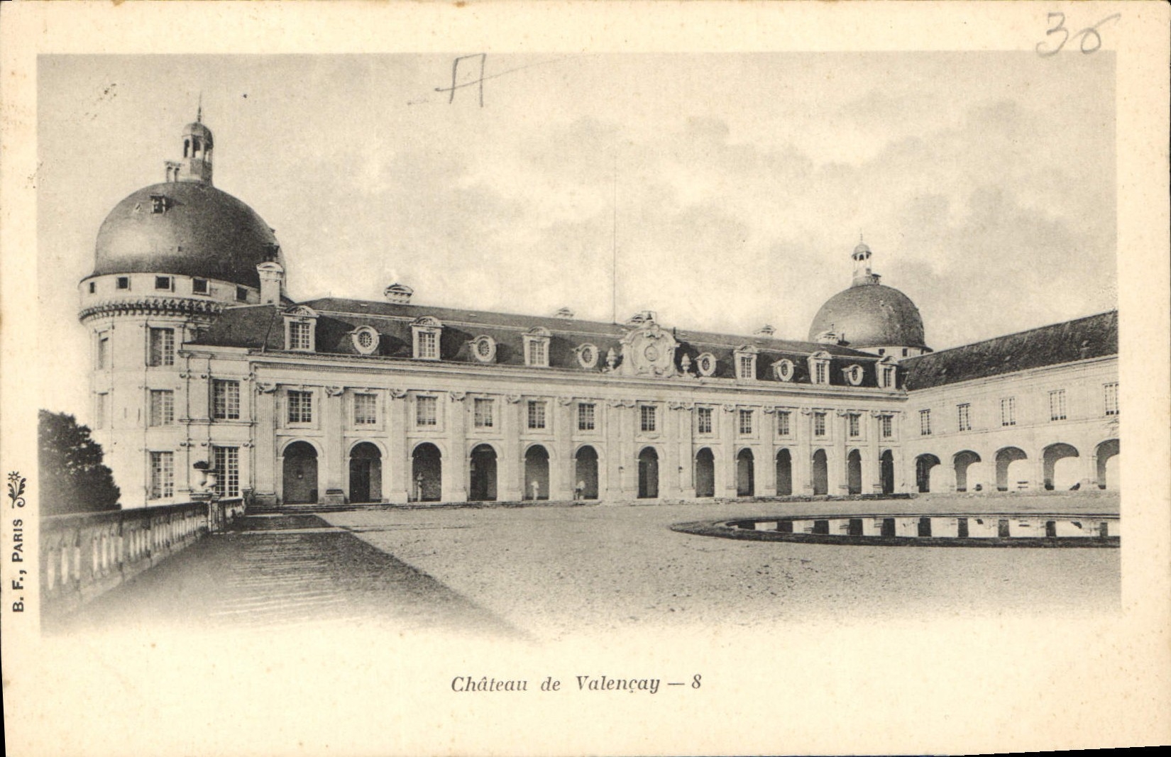 Château de Valençay — vue du cour intérieur avec bassin — B.F. Paris, n°8
