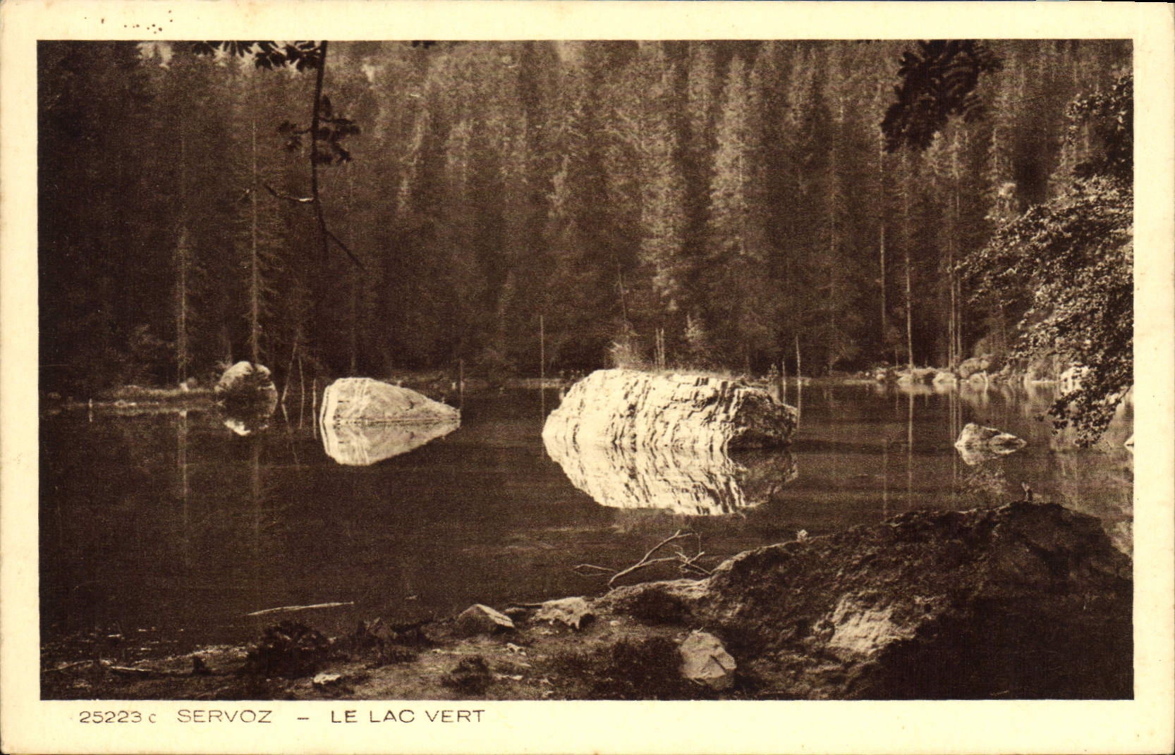 Servoz - Le Lac Vert — vue du lac entouré de forêt avec rochers reflétés — édition Braun & Cie, Dernsach