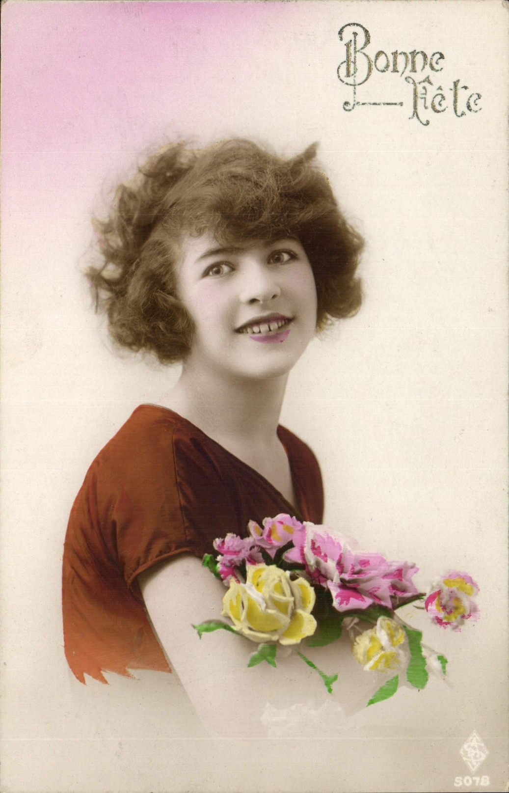 Jeune femme souriante — avec bouquet de roses — éditeur Papilloz, n° 3078