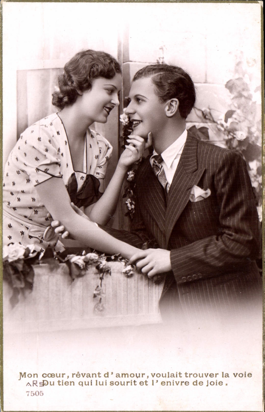 CPA Mon Coeur revant d'amour voulait trouver la voie du tien qui lui sourit et l'enivre de joie Femm