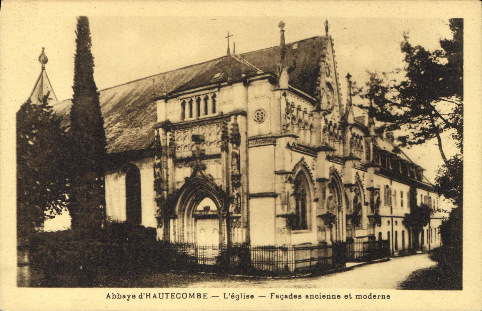 CPA Abbaye d'Hautecombe l'eglise Facade ancienne et moderne 
