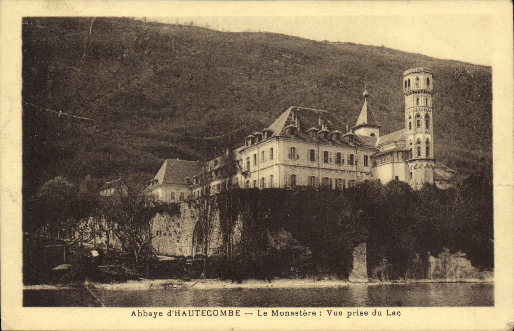 CPA Abbaye d'Hautecombe le Monastere vue prise du Lac 