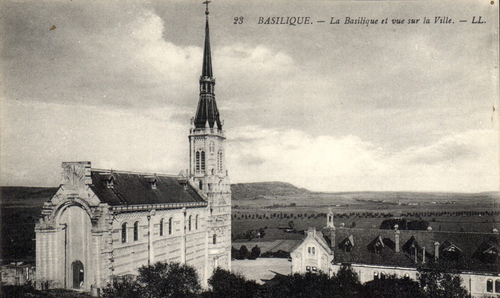 CPA Basilique la Basilique et vue sur la Ville 