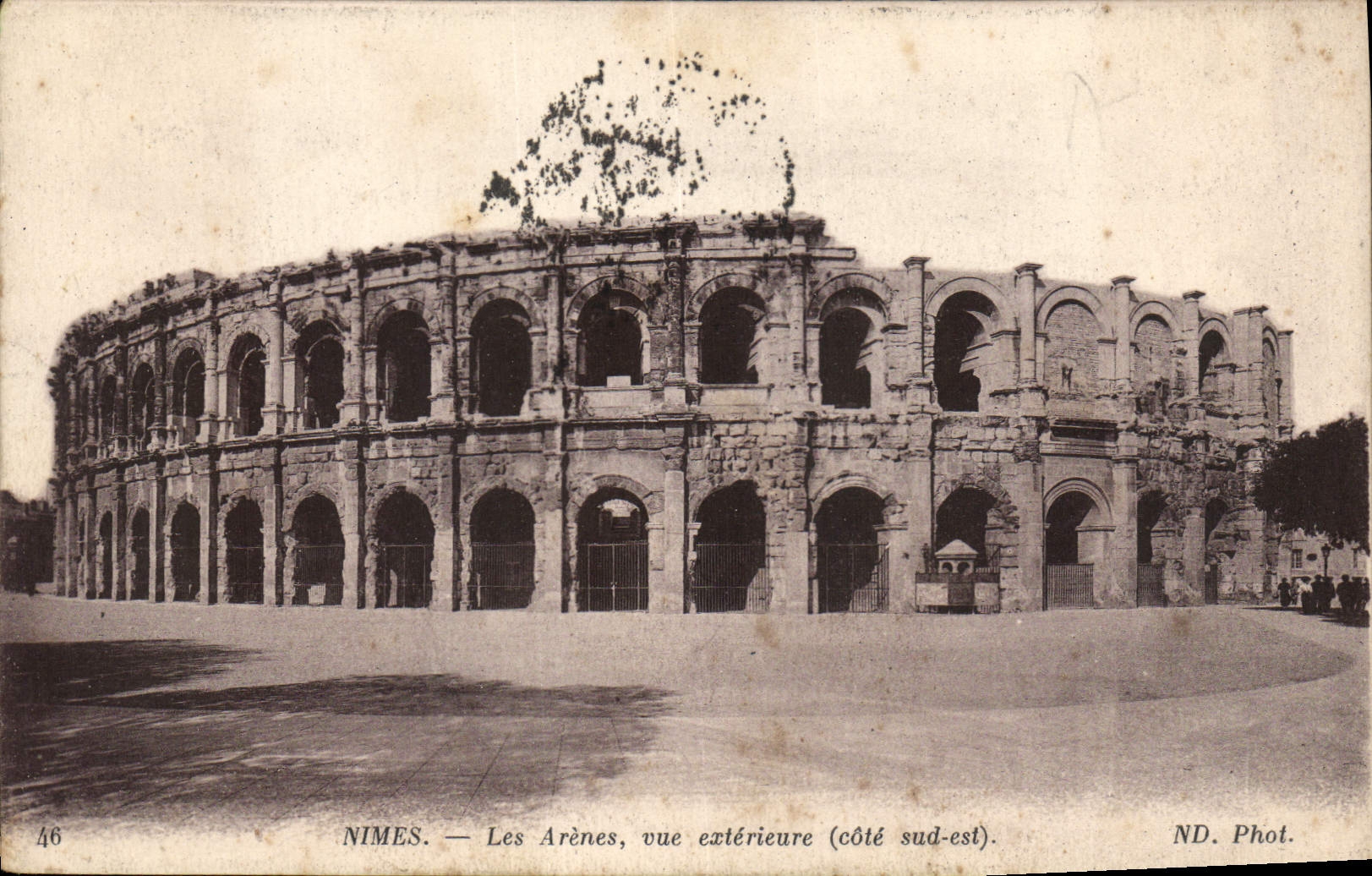 Nîmes — Les Arènes, vue extérieure (côté sud-est) — ND. Phot. n°46