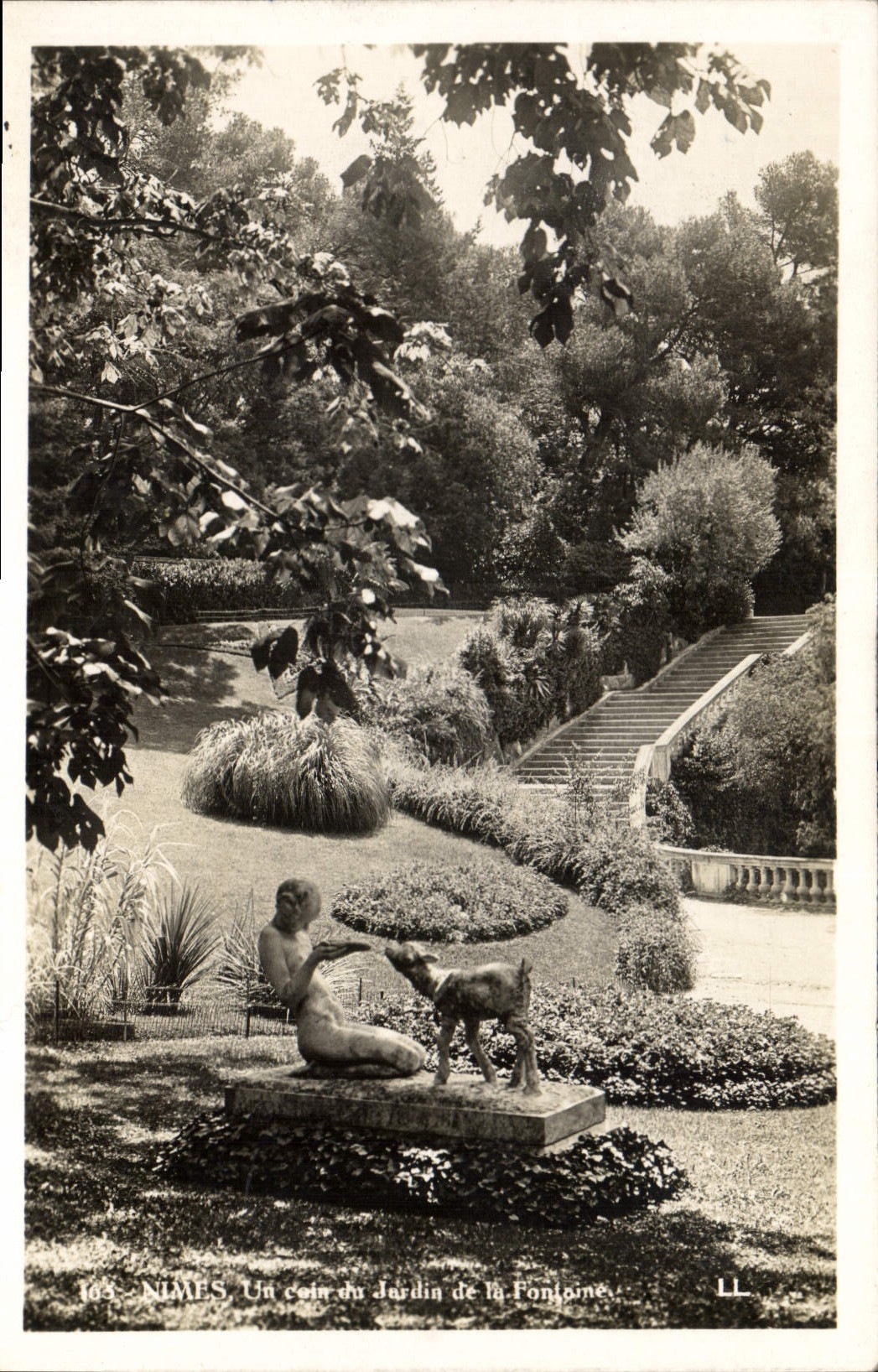 CPA Nimes Un coin du Jardin de la Fontaine 