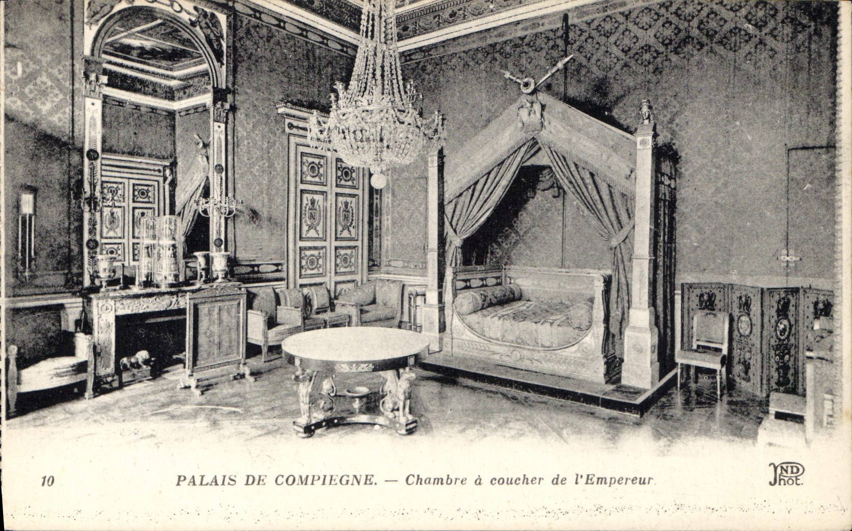 CPA Palais de Compiegne Chambre a coucher de L'Empereur 