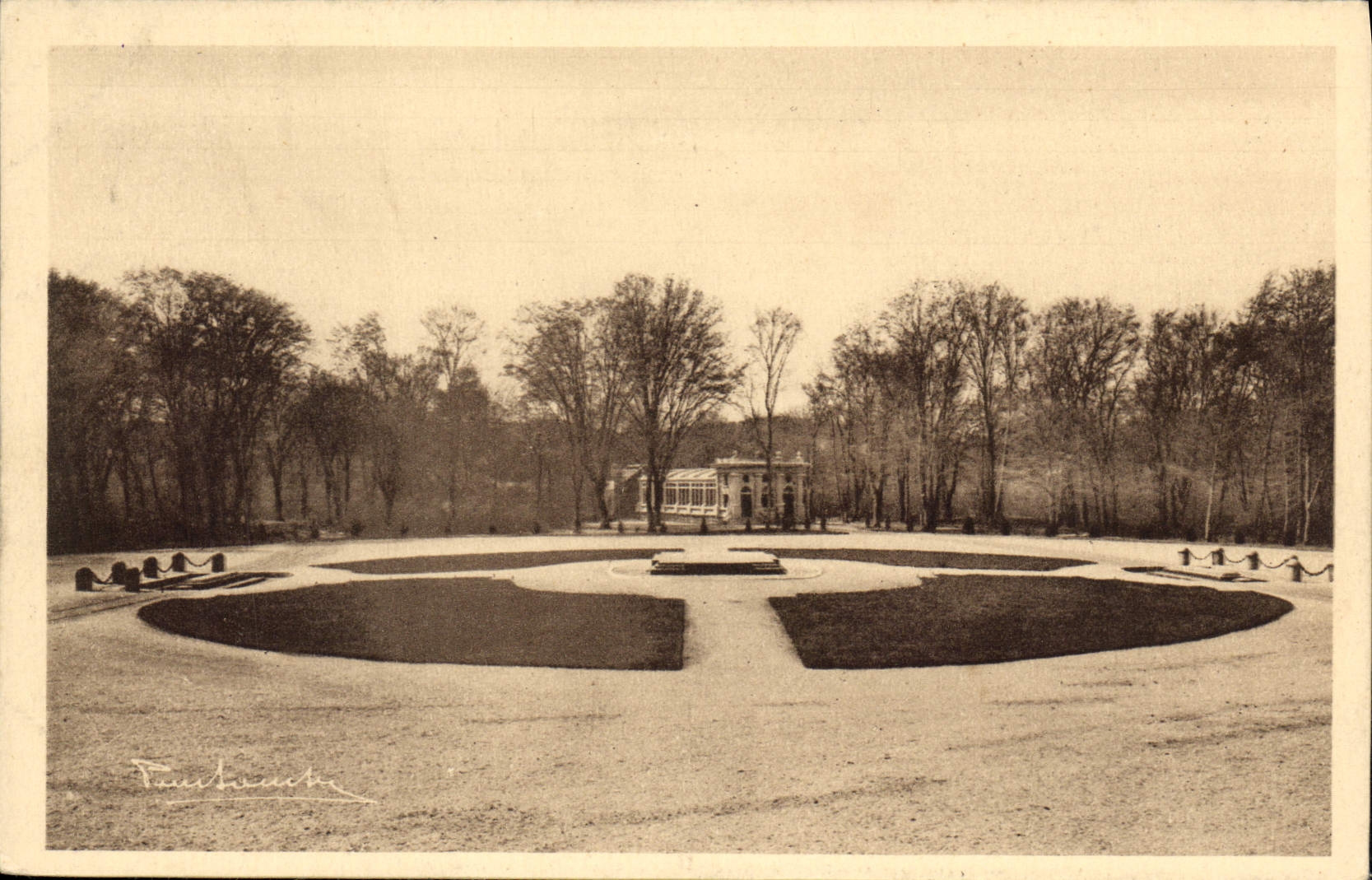 CPA Foret de Compiegne Vue generale de la Clairiere de l'Armistice Au fond l'abri du Wagon du Marech