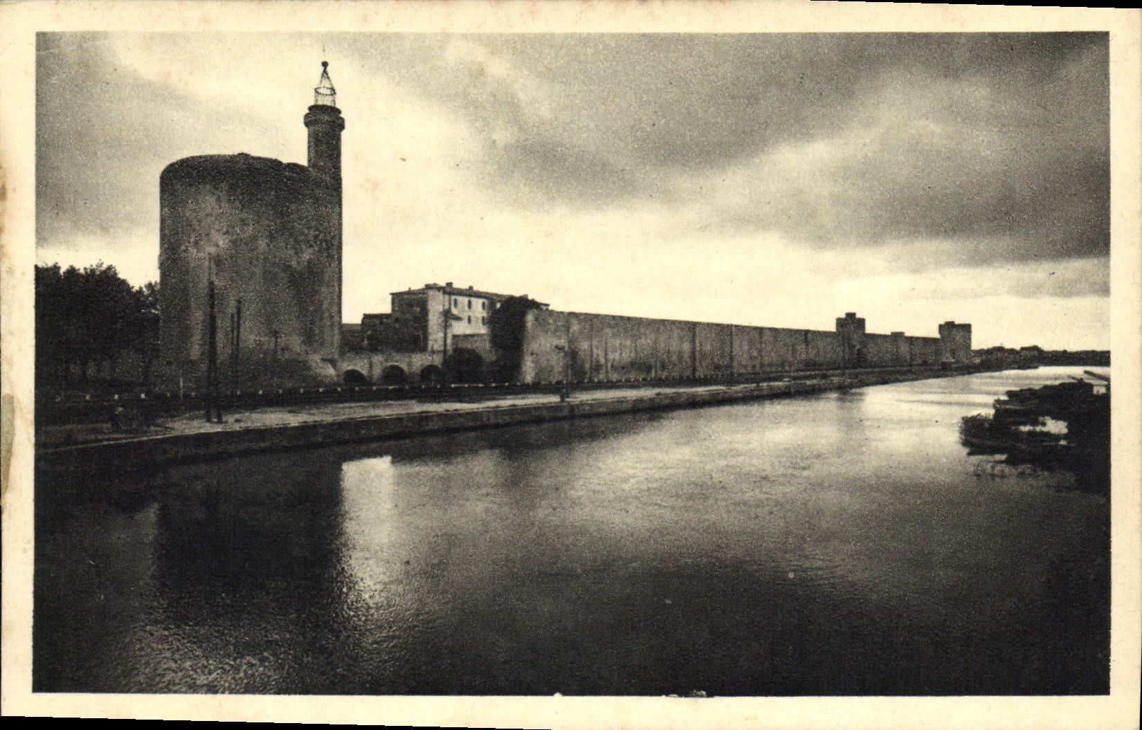Aigues-Mortes (Gard) — Tower of Constance and Western Walls — Serv. Commercial Monument Historique