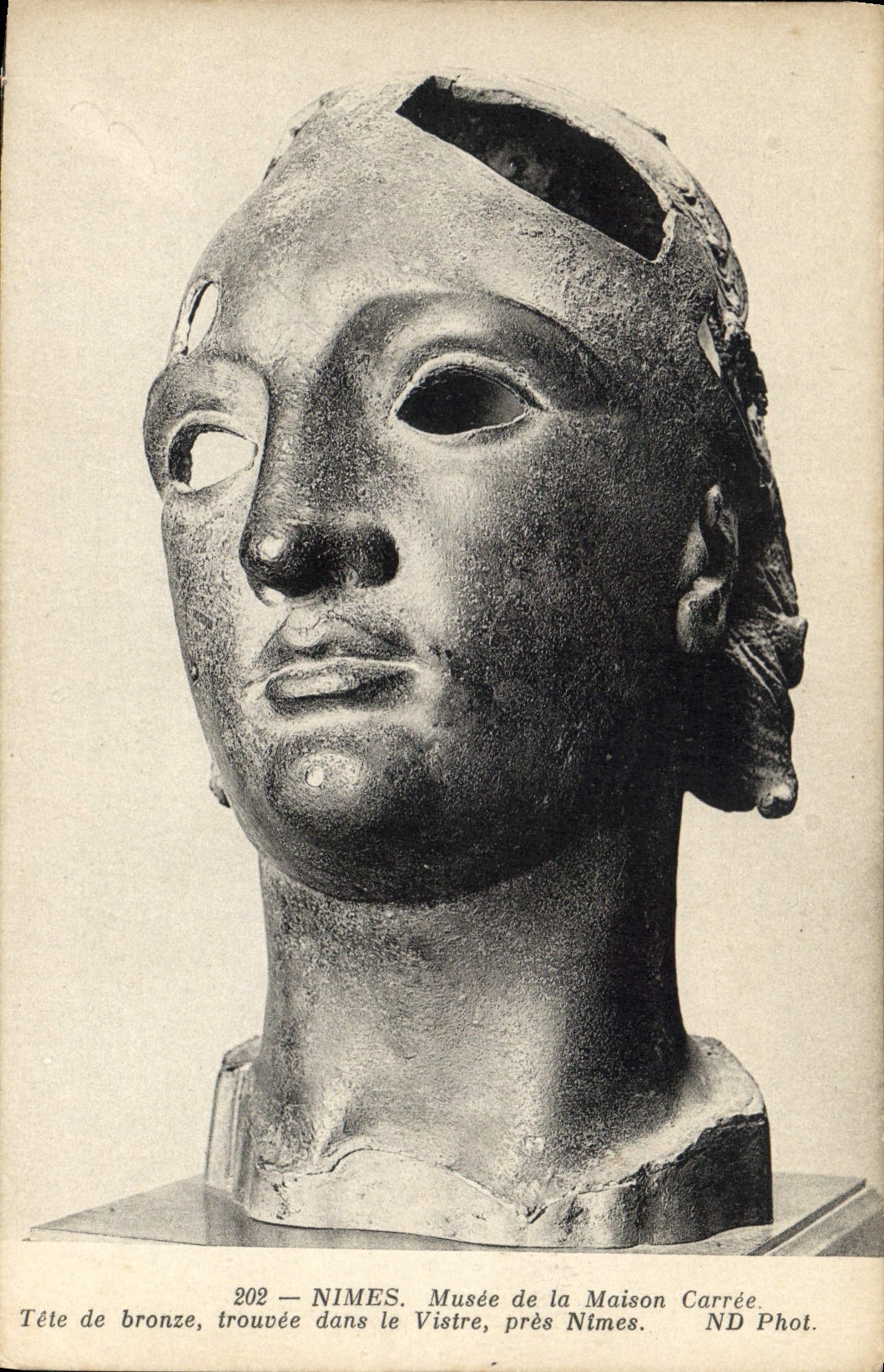 Tête de bronze — Musée de la Maison Carrée, Nîmes — ND Phot.