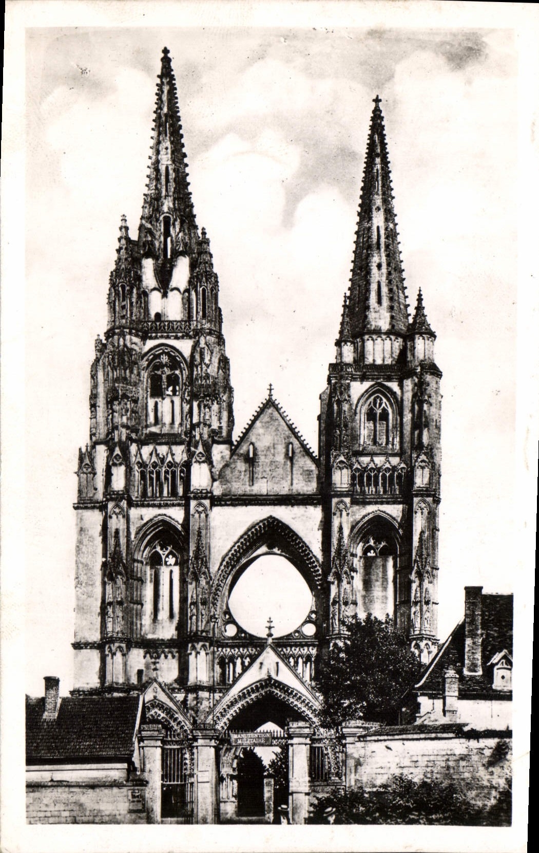 Soissons - Les Flèches de l'ancienne Abbaye de St Jean-des Vignes (avant la Guerre)