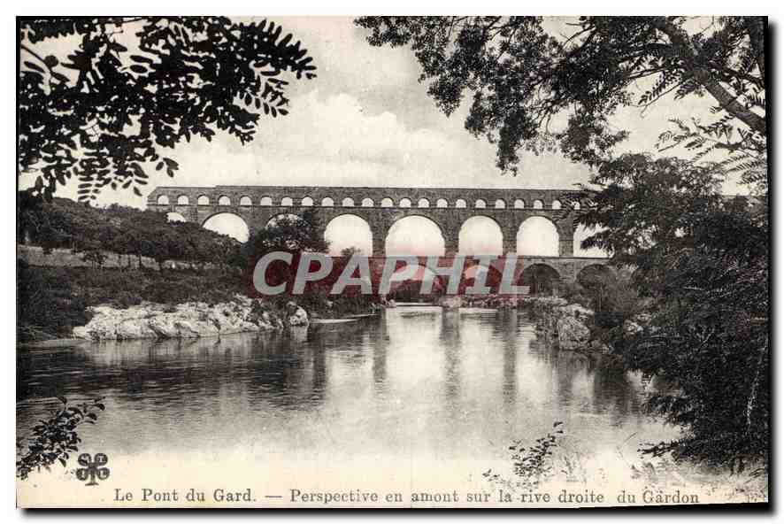 CPA Le Pont du Gard Perspective en amont sur la rive droite du Gardon 