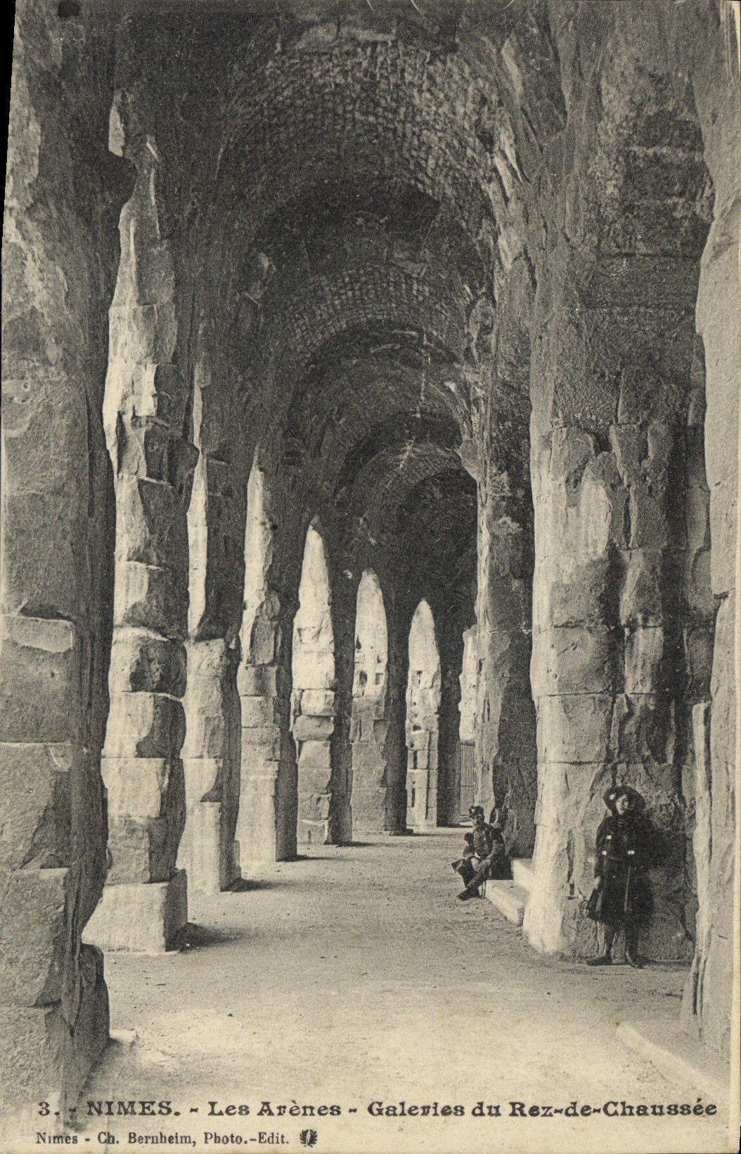 CPA Nimes Les Arenes Galeries du Rez de Chaussee 