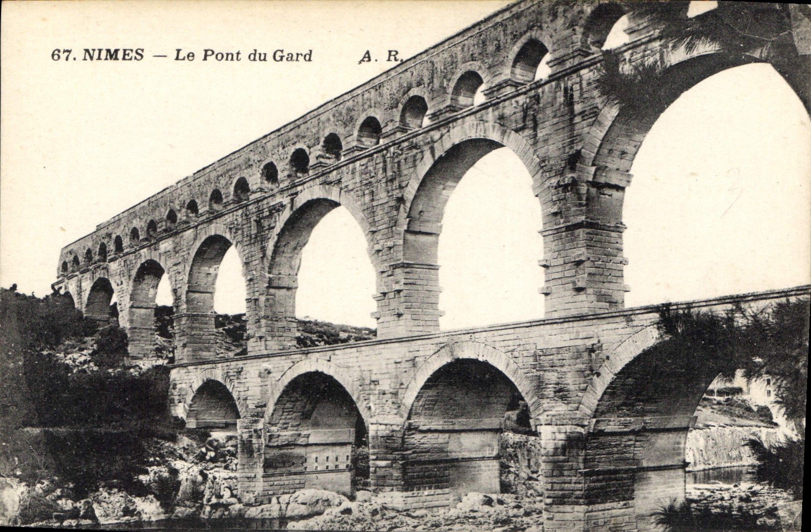 NIMES — Le Pont du Gard — A. R.