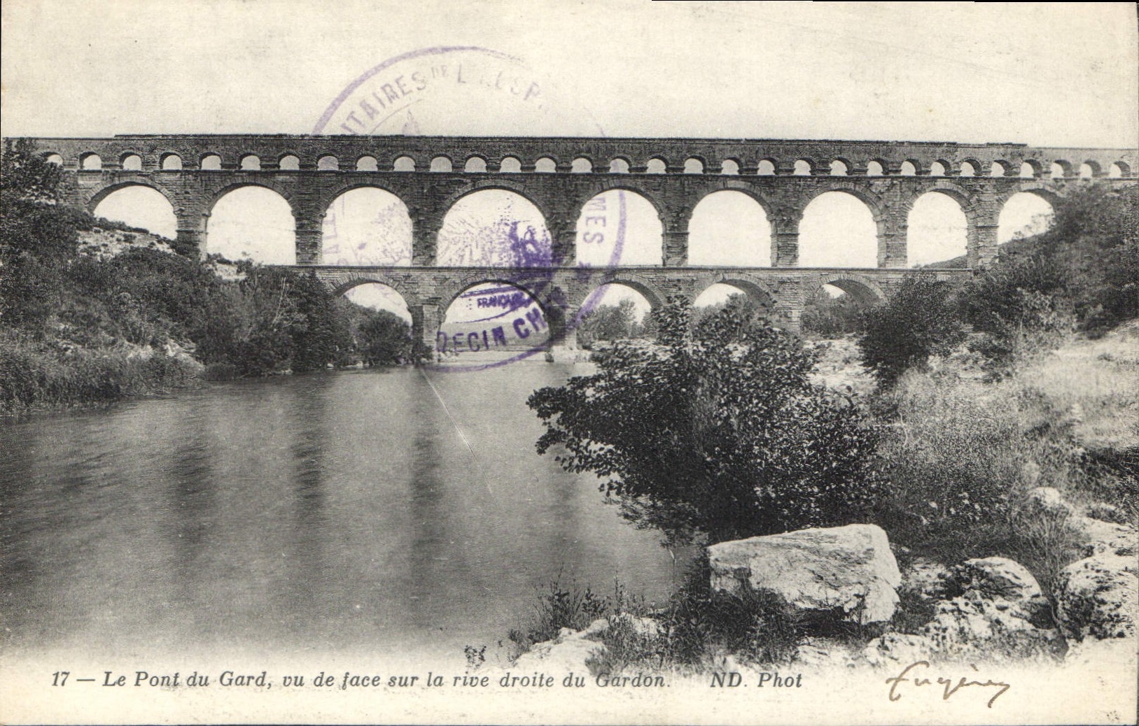 CPA Le Pont du Gard vu de ace sur la rive droite du Gardon 
