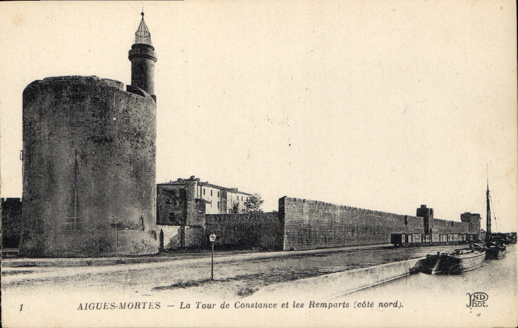 AIGUES-MORTES — La Torre de Constancia y los Muros de la Ciudad (lado norte). — NDHOT.