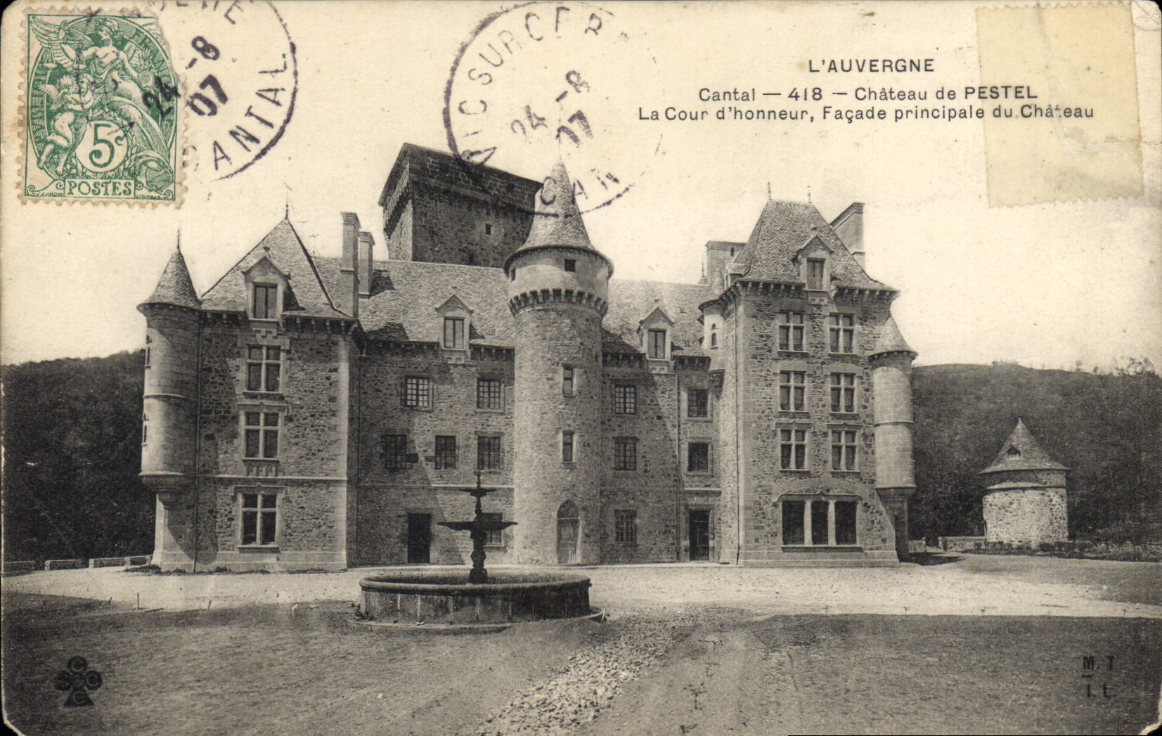 CPA l'Auvergne Cantal Chateau de Pestel La Cour d'honneur Facade Principale du Chateau 