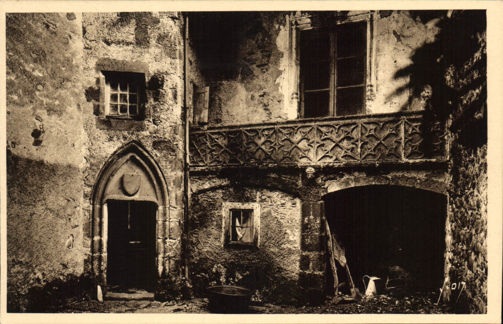 Cour d'honneur de la maison de Bargues — Salers (Cantal) — Les Éditions d'Art Wyclif, Paris