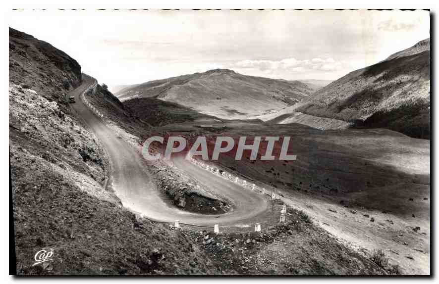 CPA Le Cantal Pittoresque Le Puy Mary le Grand Tournant et les troupeaux 