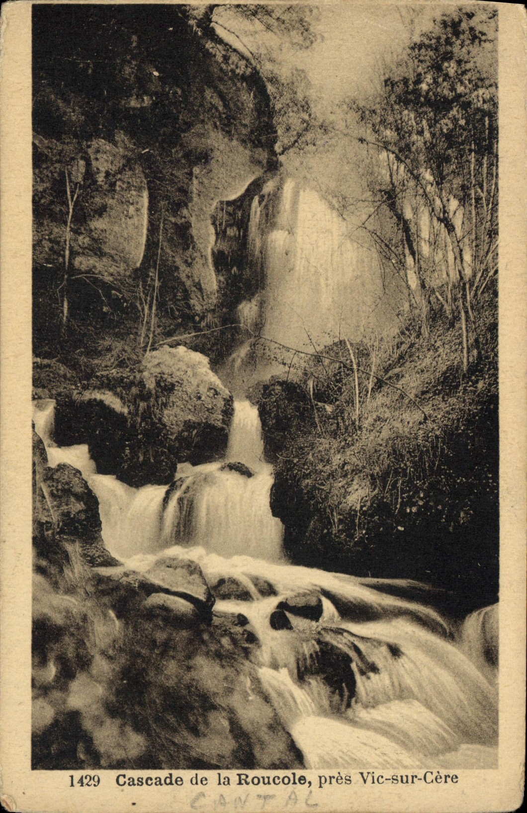CPA Cascade de la Roucole pres Vic sur Cere 