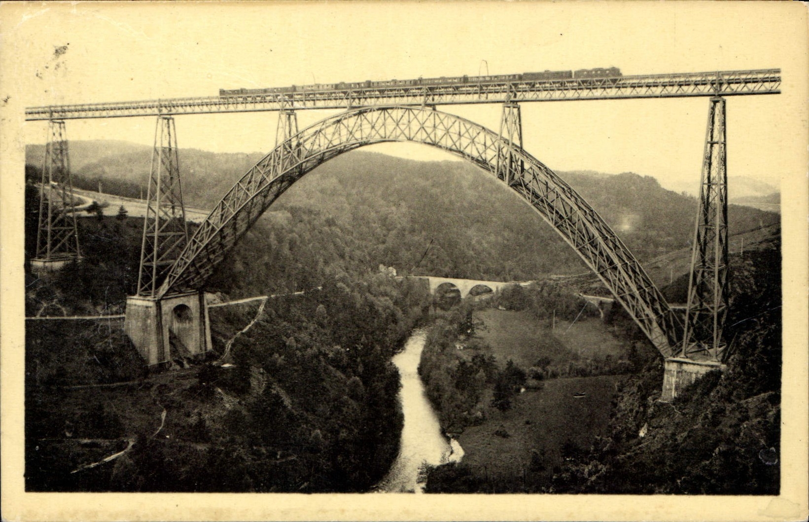CPA Viaduc de Garabit Cantal Le Grande arche Celebre viaduc sur la ligne St Flour Beziers 
