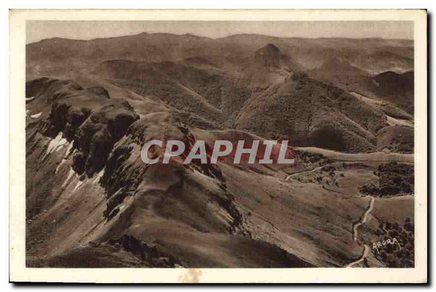 Panorama du Puy Mary — Le Puy Griou, le Plomb du Cantal et les rochers de Peyre-Arse — Les Arts Graphiques, Toulouse